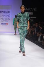 Model walk the ramp for Nupur Kanoi show at Lakme Fashion Week 2012 Day 5 in Grand Hyatt on 7th Aug 2012 (71).JPG